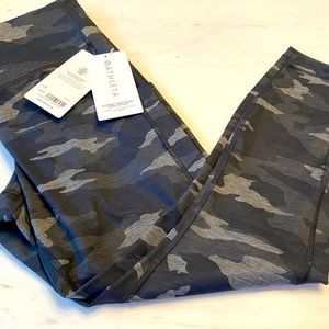NWT ✨ Athleta ultimate stash pocket gray camo 7/8 tight. Size LARGE
